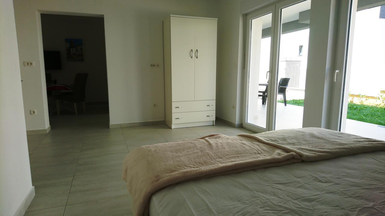 Colic Apartment Нивице Екстериор снимка