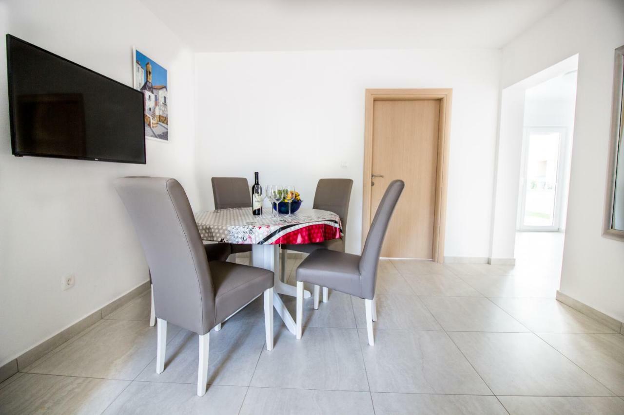 Colic Apartment Нивице Екстериор снимка