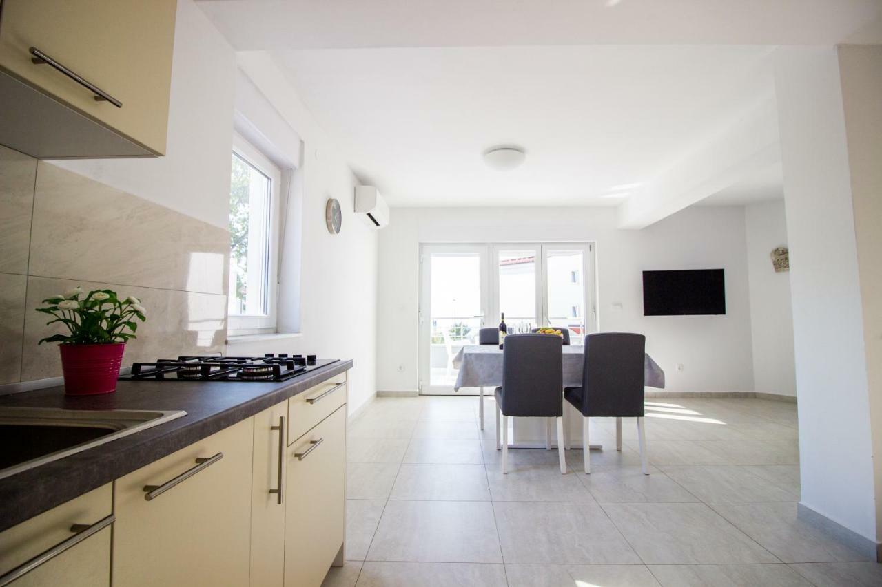 Colic Apartment Нивице Екстериор снимка