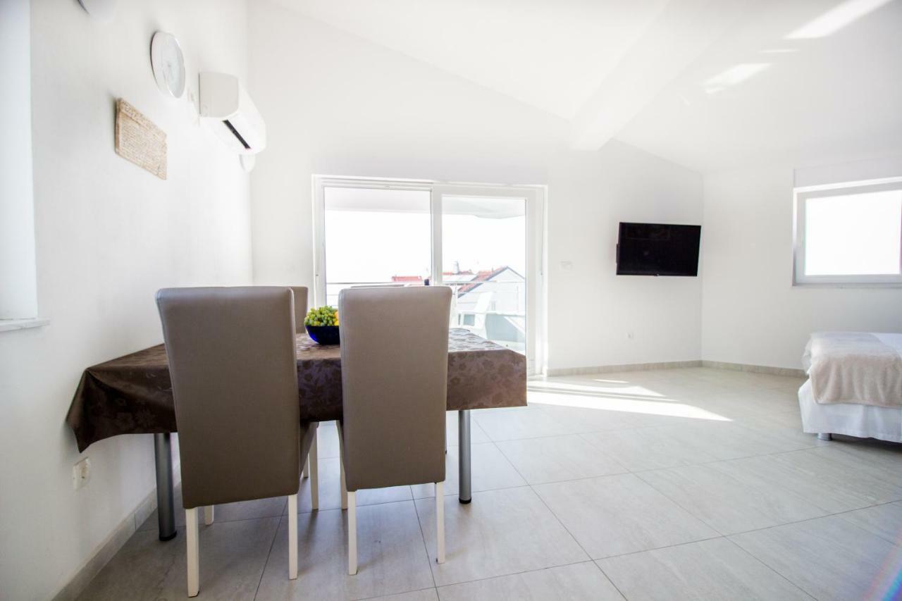 Colic Apartment Нивице Екстериор снимка