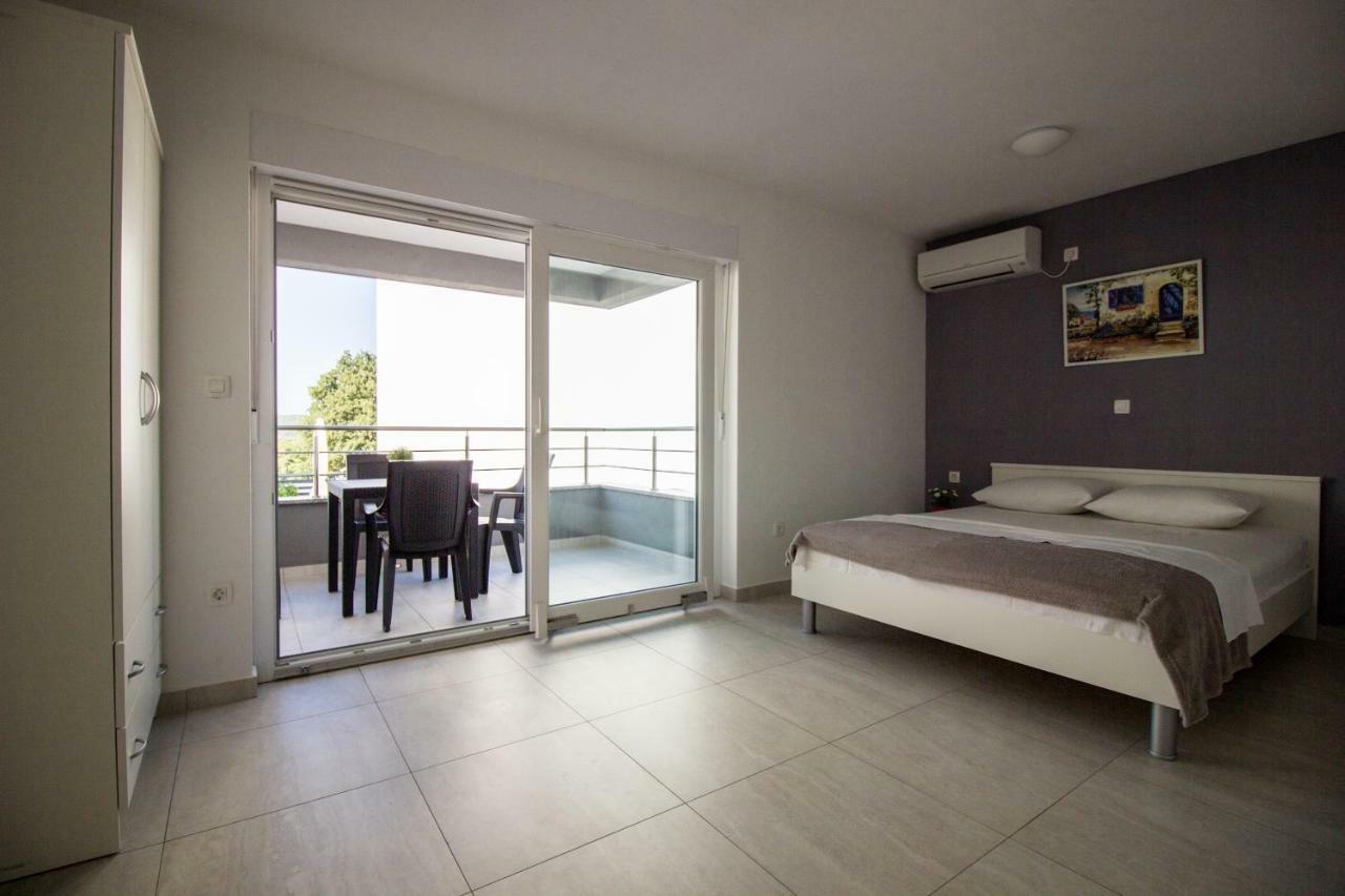 Colic Apartment Нивице Екстериор снимка